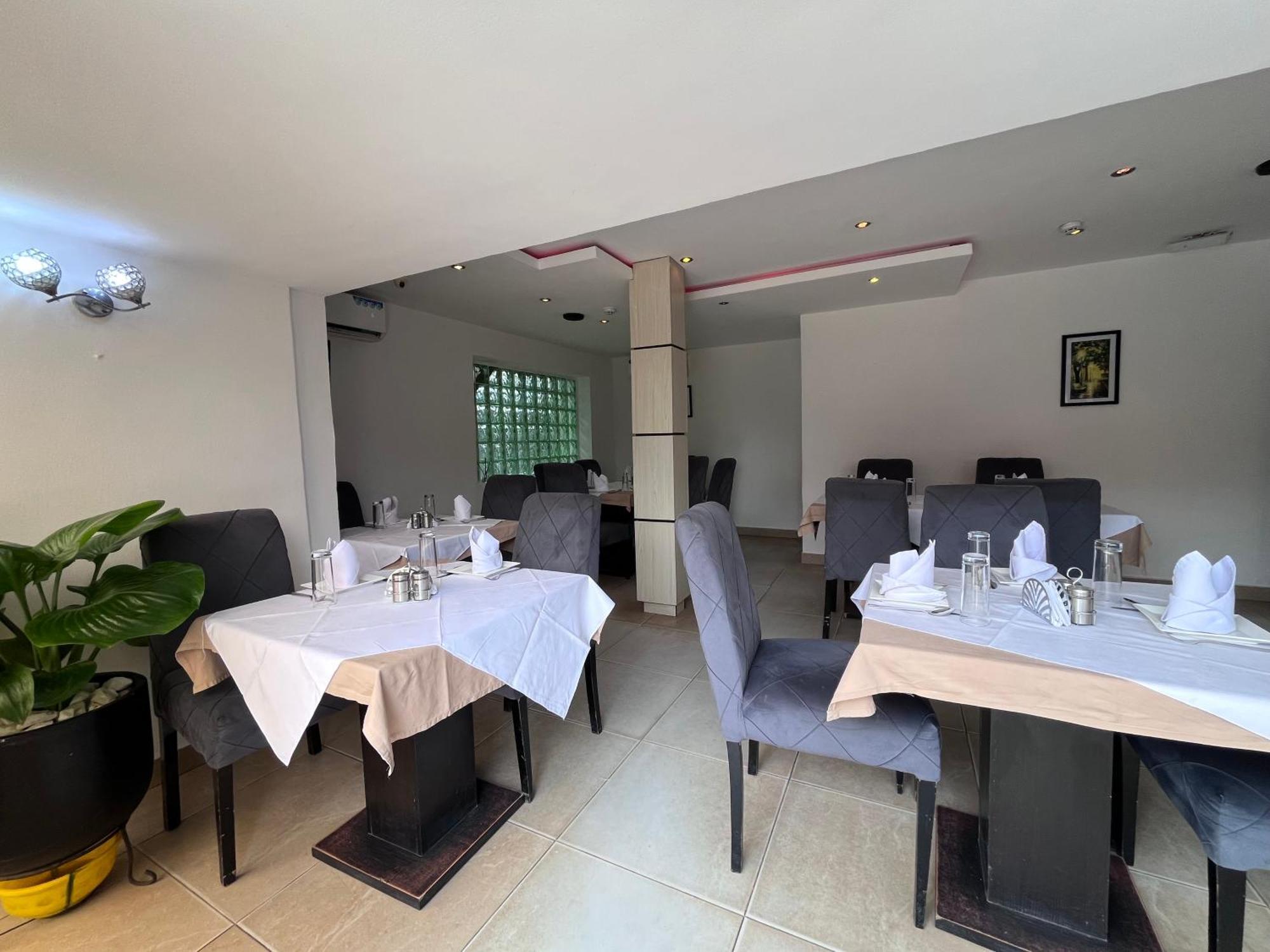 Blackwood Hotels Ikeja Esterno foto