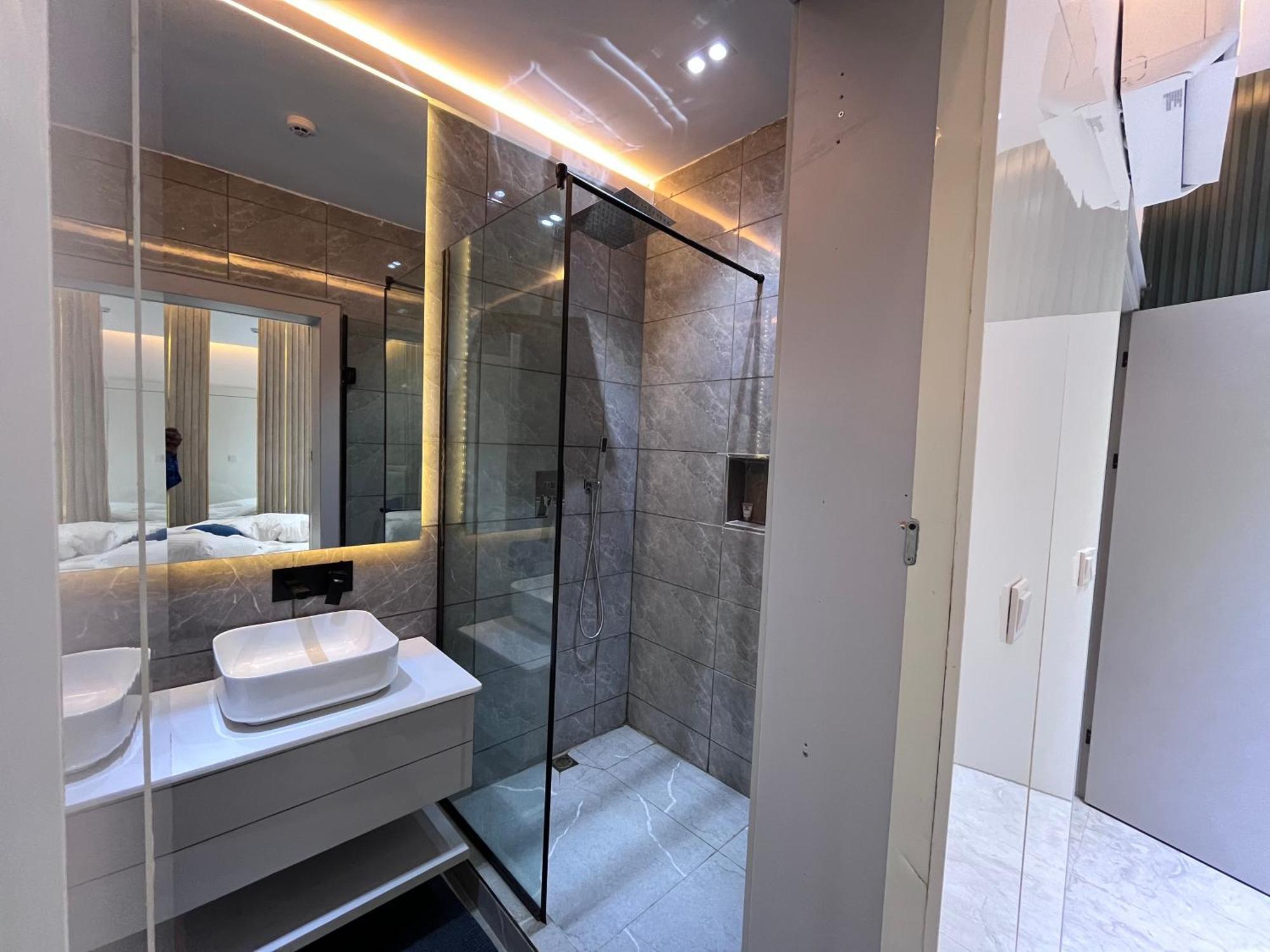 Blackwood Hotels Ikeja Esterno foto