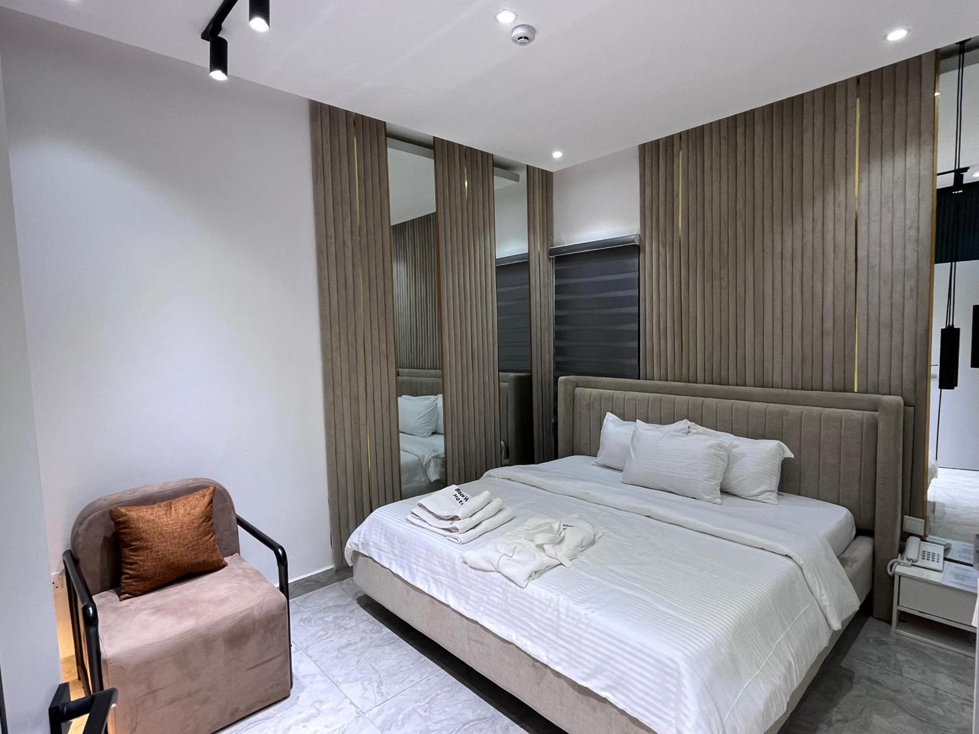 Blackwood Hotels Ikeja Esterno foto
